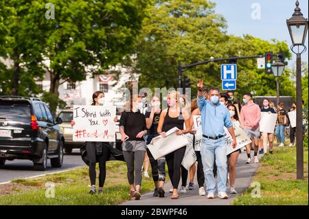 Sudbury, Massachusetts. Juni 2020. Eine große Gruppe von Menschen veranstaltete eine organisierte Black Lives Matter-Kundgebung im Zentrum der Stadt. Stockfoto