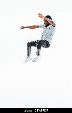 Seitenansicht. tanzender fröhlicher Kerl in einem weißen T-Shirt. Stockfoto