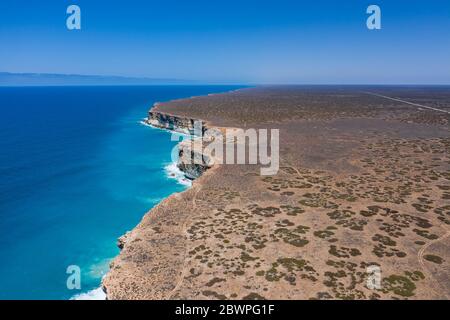 Blick auf die Klippen und den Eyre Highway an der Great Australian Bight in der Nähe des Aussichtspunktes Nullarbor Cliffs Stockfoto