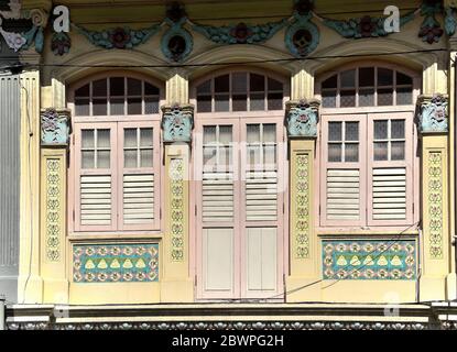 Traditionelle Straße Chinesisches Vintage Singapur-Shop-Haus mit antiken rosa Holzläden und verzierte Fassade im historischen Joo Chiat, Singapur Stockfoto