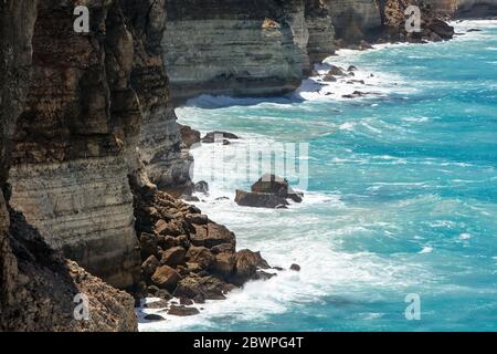 Blick auf die Kalksteinfelsen von der ersten Aussichtsplattform auf der westaustralischen Seite der Great Australian Bight Stockfoto