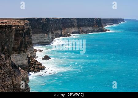 Blick auf die Kalksteinfelsen von der ersten Aussichtsplattform auf der westaustralischen Seite der Great Australian Bight Stockfoto