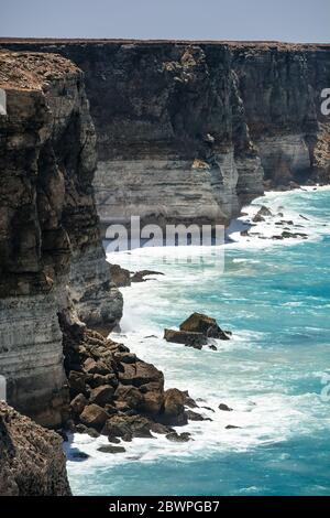 Blick auf die Kalksteinfelsen von der ersten Aussichtsplattform auf der westaustralischen Seite der Great Australian Bight Stockfoto