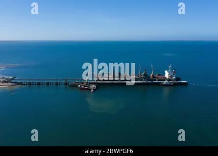 Thevenard South Australia 17. November 2019 : Luftaufnahme eines Containerschiffes, das an der Anlegestelle im Hafen von Thevenard, South Australia angedockt ist Stockfoto