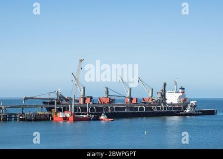 Thevenard South Australia 17. November 2019 : Containerschiff am Anlegesteg in Thevenard, South Australia Stockfoto