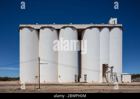 Getreidesilos in der Weizengürtel-Region von South Australia Stockfoto