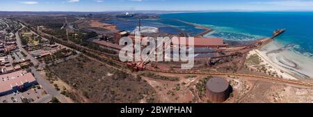 Whyalla South Australia 17. November 2019 : Panorama-Luftaufnahme des Whyalla Stahlwerks und der Hafenmole, South Australia Stockfoto