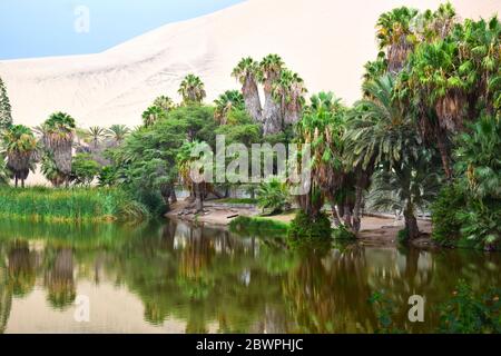 Blick auf die Oase Huacachina in der Nähe der Stadt Ica, Peru Stockfoto