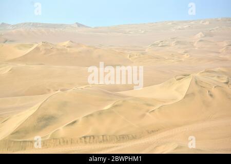 Sanddünen in der Wüste bei Huacachina, Peru Stockfoto