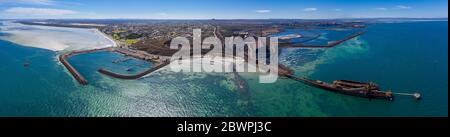 Weite Panoramasicht aus der Luft, aufgenommen vom Meer des Stahlwerks und des Yachthafens in Whyalla in Südaustralien Stockfoto