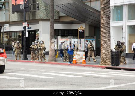 Los Angeles, USA. Juni 2020. Los Angeles, CA - 2. Juni 2020: Die Nationalgarde beobachtet Demonstranten während des George Floyd Black Lives Matter Protests am 2. Juni 2020 auf dem Hollywood Blvd in Los Angeles, Kalifornien. Quelle: MSU Studio/The Photo Access. Quelle: The Photo Access/Alamy Live News Stockfoto