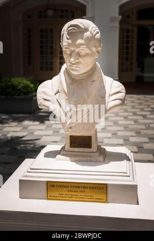 Marmorstatue von Sir Thomas Stamford Raffles (Gründer des modernen Singapur) im Raffles Hotel, Singapur, Republik Singapur Stockfoto