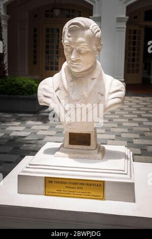 Marmorstatue von Sir Thomas Stamford Raffles (Gründer des modernen Singapur) im Raffles Hotel, Singapur, Republik Singapur Stockfoto