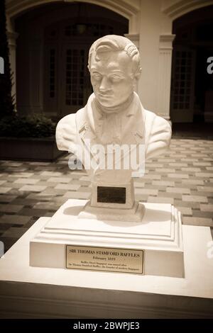 Marmorstatue von Sir Thomas Stamford Raffles (Gründer des modernen Singapur) im Raffles Hotel, Singapur, Republik Singapur Stockfoto