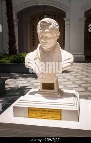 Marmorstatue von Sir Thomas Stamford Raffles (Gründer des modernen Singapur) im Raffles Hotel, Singapur, Republik Singapur Stockfoto