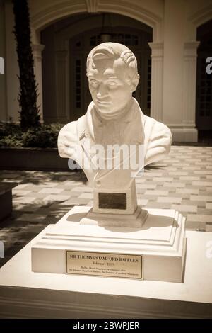 Marmorstatue von Sir Thomas Stamford Raffles (Gründer des modernen Singapur) im Raffles Hotel, Singapur, Republik Singapur Stockfoto