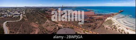 Whyalla South Australia 17. November 2019 : Panorama-Blick aus der Luft auf die Stadt Whyalla in South Australia, die sich bis zum Hafen und j erstreckt Stockfoto