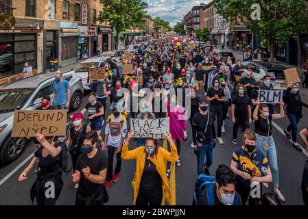 USA. Juni 2020. Die riesige Menge von Demonstranten marschiert die Fifth Avenue in Brooklyn hinunter. Tausende Demonstranten füllten am 2. Juni 2020 die Straßen von Brooklyn in einem massiven marsch, um Gerechtigkeit für George Floyd zu fordern, der von Officer Derek Chauvin getötet wurde, und um einen lauten Ruf nach der Entfinanzierung der Polizei zu machen. (Foto: Erik McGregor/Sipa USA) Quelle: SIPA USA/Alamy Live News Stockfoto