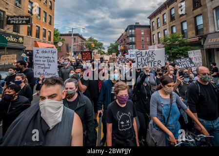 USA. Juni 2020. Die riesige Menge von Demonstranten marschiert die Fifth Avenue in Brooklyn hinunter. Tausende Demonstranten füllten am 2. Juni 2020 die Straßen von Brooklyn in einem massiven marsch, um Gerechtigkeit für George Floyd zu fordern, der von Officer Derek Chauvin getötet wurde, und um einen lauten Ruf nach der Entfinanzierung der Polizei zu machen. (Foto: Erik McGregor/Sipa USA) Quelle: SIPA USA/Alamy Live News Stockfoto