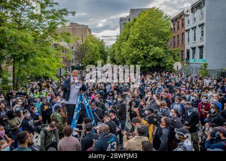 USA. Juni 2020. Die riesige Menge von Demonstranten marschiert die Fifth Avenue in Brooklyn hinunter. Tausende Demonstranten füllten am 2. Juni 2020 die Straßen von Brooklyn in einem massiven marsch, um Gerechtigkeit für George Floyd zu fordern, der von Officer Derek Chauvin getötet wurde, und um einen lauten Ruf nach der Entfinanzierung der Polizei zu machen. (Foto: Erik McGregor/Sipa USA) Quelle: SIPA USA/Alamy Live News Stockfoto