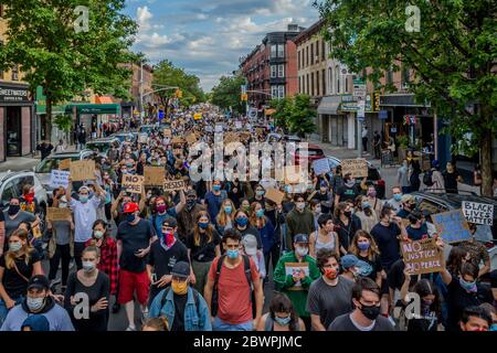 USA. Juni 2020. Die riesige Menge von Demonstranten marschiert die Fifth Avenue in Brooklyn hinunter. Tausende Demonstranten füllten am 2. Juni 2020 die Straßen von Brooklyn in einem massiven marsch, um Gerechtigkeit für George Floyd zu fordern, der von Officer Derek Chauvin getötet wurde, und um einen lauten Ruf nach der Entfinanzierung der Polizei zu machen. (Foto: Erik McGregor/Sipa USA) Quelle: SIPA USA/Alamy Live News Stockfoto