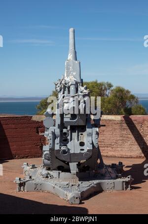 Rückansicht der Ära des Zweiten Weltkriegs 3.7 Zoll Anti-Flugzeug-Pistole montiert auf Hummock Hill in Whyalla Stockfoto