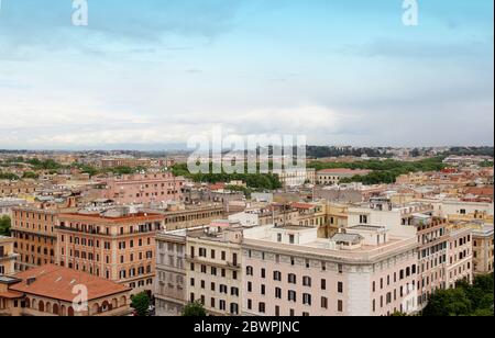 Rom und Vatikanstadt Skyline aus Fenster des Vatikanischen Museums bei bewölktem Tag Stockfoto
