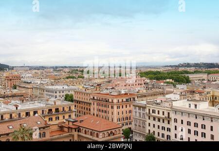 Rom und Vatikanstadt Skyline aus Fenster des Vatikanischen Museums bei bewölktem Tag Stockfoto