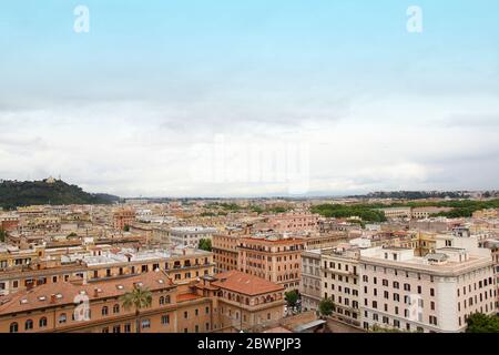Rom und Vatikanstadt Skyline aus Fenster des Vatikanischen Museums bei bewölktem Tag Stockfoto
