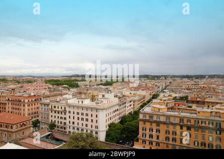 Rom und Vatikanstadt Skyline aus Fenster des Vatikanischen Museums bei bewölktem Tag Stockfoto