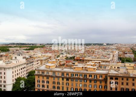 Rom und Vatikanstadt Skyline aus Fenster des Vatikanischen Museums bei bewölktem Tag Stockfoto