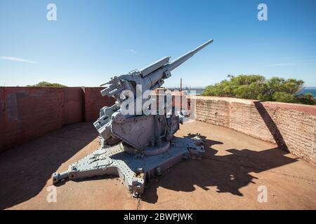 Whyalla South Australia 17. November 2019: Seitenansicht der Ära des Zweiten Weltkriegs 3.7 Zoll Anti-Flugzeug-Gewehr auf Hummock Hill in Whyalla montiert Stockfoto