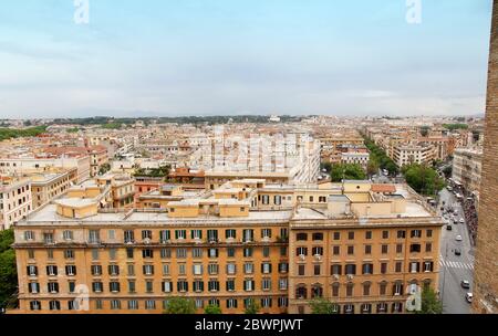 Rom und Vatikanstadt Skyline aus Fenster des Vatikanischen Museums bei bewölktem Tag Stockfoto