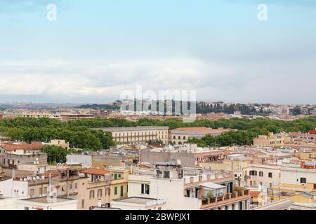 Rom und Vatikanstadt Skyline aus Fenster des Vatikanischen Museums bei bewölktem Tag Stockfoto