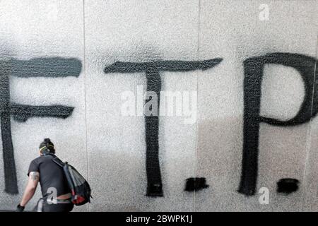 F.T.P. wird von einer Aktivistin auf die Seite des Cleveland Justice Center, Hauptquartier der Cleveland Police in Cleveland, Ohio, während der Proteste am 30. Mai 2020 in der Innenstadt von Cleveland gesprüht. Der Protest war einer von vielen in den Vereinigten Staaten als Reaktion auf Polizeimorde und die Behandlung von Schwarzen in Amerika. Stockfoto