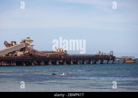 Whyalla South Australia 17. November 2019 : Angeln von einem Kajak vor dem Steg des Stahlwerks im Hafen von Whyalla in South Australia Stockfoto