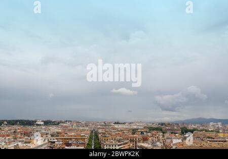Rom und Vatikanstadt Skyline aus Fenster des Vatikanischen Museums bei bewölktem Tag Stockfoto