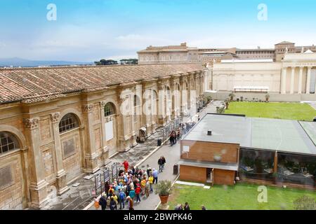 Vatikanstadt, Vatikan - 20. Mai 2019: Innenhof des Pinienkiefers (Cortile della Pigna) durch ein Fenster aus dem Vatikanischen Museum Stockfoto