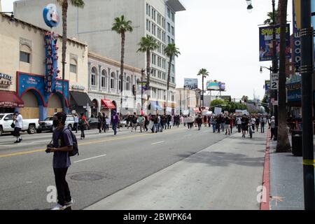 Los Angeles, USA. Juni 2020. Los Angeles, CA - 2. Juni 2020: Demonstranten nehmen am 2. Juni 2020 am George Floyd Black Lives Matter Protest am Hollywood Blvd in Los Angeles, Kalifornien, Teil. Quelle: MSU Studio/The Photo Access. Quelle: The Photo Access/Alamy Live News Stockfoto