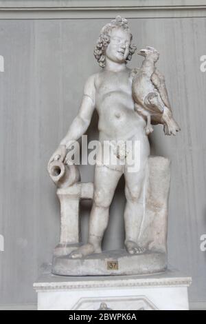 Vatikanstadt, Vatikan - 20. Mai 2019: Römische Statue von Ganymed mit Krug und Zeus-Adler in den Vatikanischen Museen Stockfoto