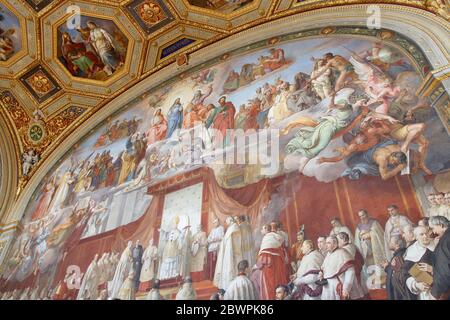 Vatikanstadt, Vatikan - 20. Mai 2019: Wandmalerei als Dogmendiskussion im Petersdom im Raum der Unbefleckten Empfängnis Stockfoto