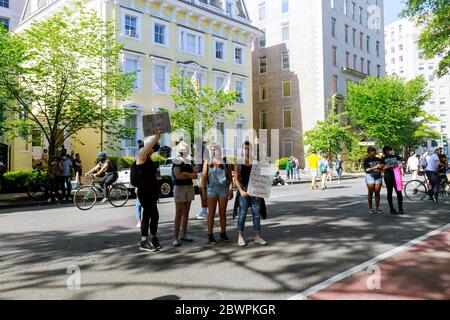 WASHINGTON D.C., USA - 31. MAI 2020: Die Polizei wird positioniert, um Demonstranten während des Todes von Minneapolis Mann George Floyd in den Händen der Polizei in Washington, D.C. zu konfrontieren Stockfoto