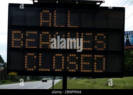 Schild am Foley Beach Express, der ankündigt, dass alle Strände an der Alabama Golfküste wegen des Corona Virus, Covid-19, geschlossen wurden. Stockfoto