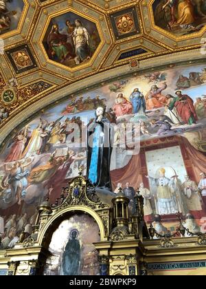 Vatikanstadt, Vatikan - 20. Mai 2019: Statue der seligen Jungfrau Maria im Saal der Unbefleckten Empfängnis im Vatikanischen Museum Stockfoto