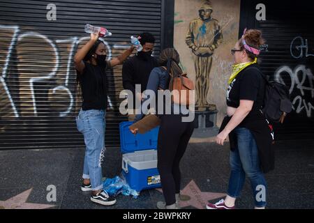 Los Angeles, USA. Juni 2020. Los Angeles, CA - 2. Juni 2020: Demonstranten nehmen am 2. Juni 2020 am George Floyd Black Lives Matter Protest am Hollywood Blvd in Los Angeles, Kalifornien, Teil. Quelle: MSU Studio/The Photo Access. Quelle: The Photo Access/Alamy Live News Stockfoto