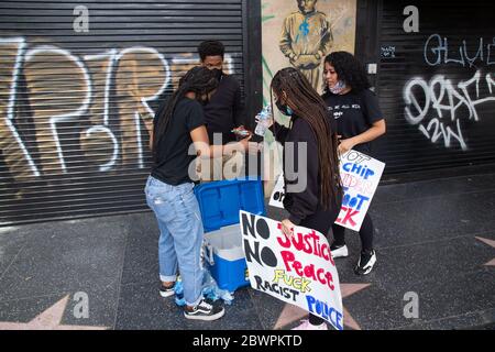 Los Angeles, USA. Juni 2020. Los Angeles, CA - 2. Juni 2020: Demonstranten nehmen am 2. Juni 2020 am George Floyd Black Lives Matter Protest am Hollywood Blvd in Los Angeles, Kalifornien, Teil. Quelle: MSU Studio/The Photo Access. Quelle: The Photo Access/Alamy Live News Stockfoto