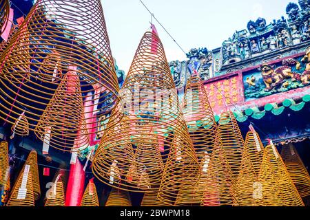 Ho Chi Minh Stadt, Vietnam - JAN 11,2020: Spiralräucherung am Thien Hau Tempel (Hoi quan Quang Trieu Pagode) - einer der vietnamesischen chinesischen Tempel in Ho Chi Stockfoto