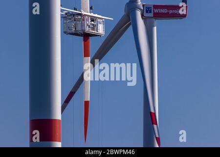 Dummerstorf, Deutschland. Mai 2020. Spezialisten warten ein Rotorblatt aus einem Maschinenhaus an einer Windenergieanlage des Betreibers Wind-Projekt. Die Nordex-Turbinen wurden 2018 errichtet und haben einen Rotordurchmesser von 131 Metern. Quelle: Jens Büttner/dpa-Zentralbild/dpa/Alamy Live News Stockfoto