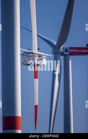 Dummerstorf, Deutschland. Mai 2020. Spezialisten warten ein Rotorblatt aus einem Maschinenhaus an einer Windenergieanlage des Betreibers Wind-Projekt. Die Nordex-Turbinen wurden 2018 errichtet und haben einen Rotordurchmesser von 131 Metern. Quelle: Jens Büttner/dpa-Zentralbild/dpa/Alamy Live News Stockfoto