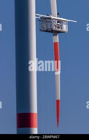 Dummerstorf, Deutschland. Mai 2020. Spezialisten warten ein Rotorblatt aus einem Maschinenhaus an einer Windenergieanlage des Betreibers Wind-Projekt. Die Nordex-Turbinen wurden 2018 errichtet und haben einen Rotordurchmesser von 131 Metern. Quelle: Jens Büttner/dpa-Zentralbild/dpa/Alamy Live News Stockfoto